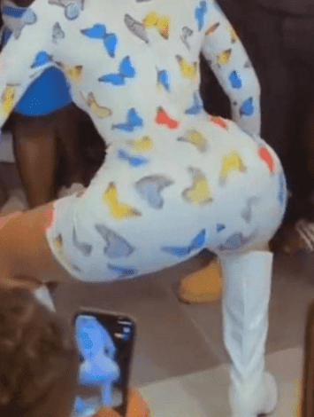 Wendy Shay Trying To Entertain Fans By Breaking Her Waist To Shake Her A$$